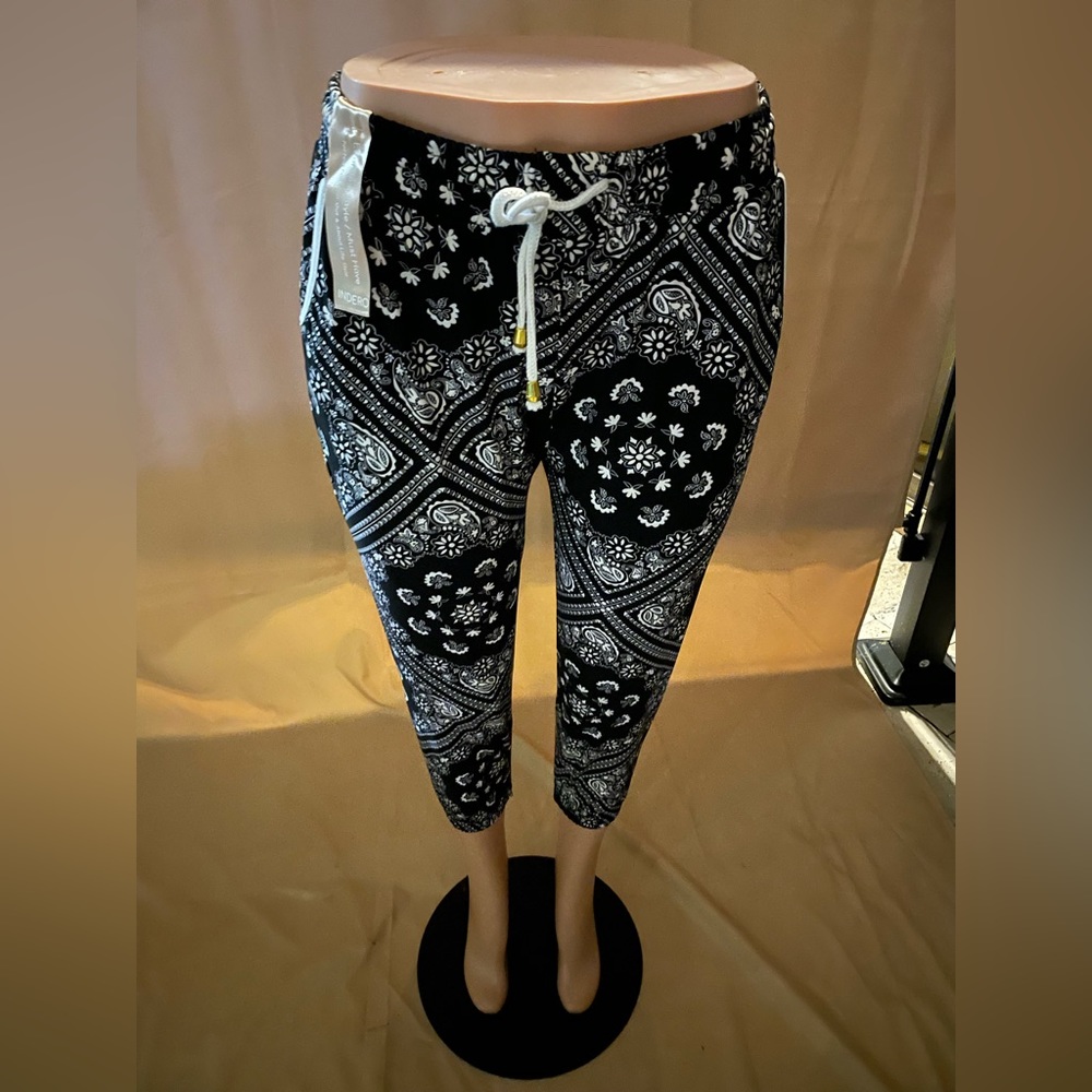 Indero BLACK Paisley Printed Capri Jogger
